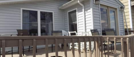 Deck space with plenty of room to kick back with friends & watch the boats go by