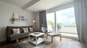 Wohnzimmer mit Blick zum Balkon
