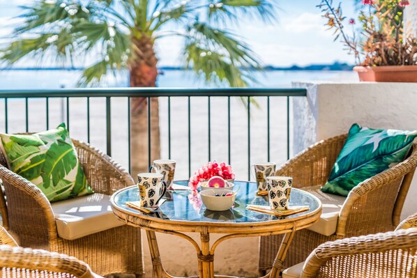 Schöne Wohnung mit Terrasse am Strand von Alcudia.