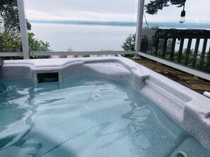 Outdoor spa tub