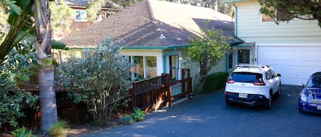 Guesthouse located on the 2nd floor of this beach bungalow.