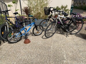 Mise à disposition gratuite des vélos représentés. Prévoir casques de protection