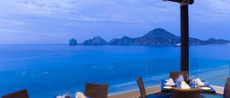 Imagine an incredible dinner with this view!