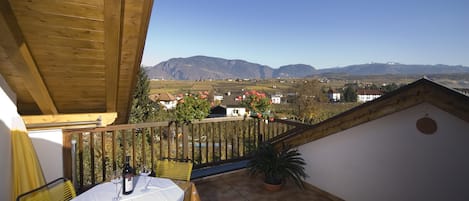 Aussicht von der Großen Terasse auf die Benachbarten Apfelwiesen und Berge.