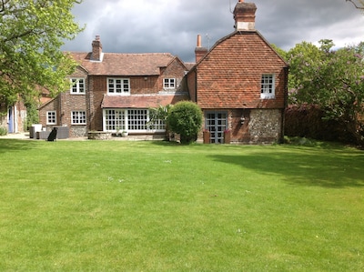 Beautiful country home with BBQs,table tennis,Warburg nature reserve