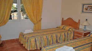 Second bedroom with twin beds