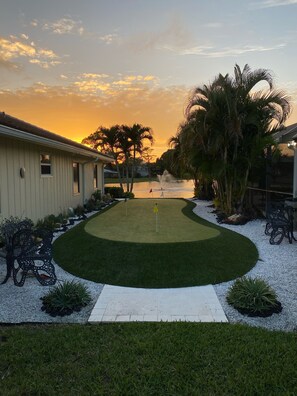 Personal 4-hole putting green 