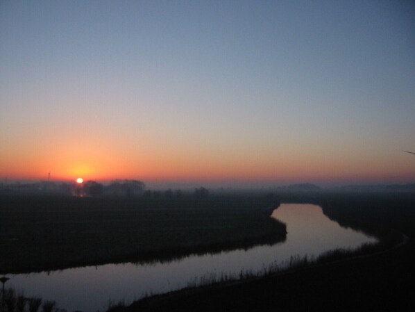 Blick aus der Wohnung (Wintersonnenuntergang)