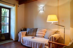 Le salon / salle-à-manger du gîte Romarin avec vue sur le jardin