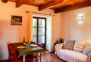 Le salon / salle-à-manger du gîte Romarin avec vue sur le jardin