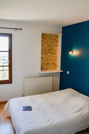 La chambre 1 du gîte Romarin avec 1 grand lit