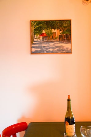 Le salon / salle-à-manger du gîte Romarin avec vue sur le jardin
