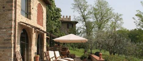 Il Visciolo: the house and the terrace