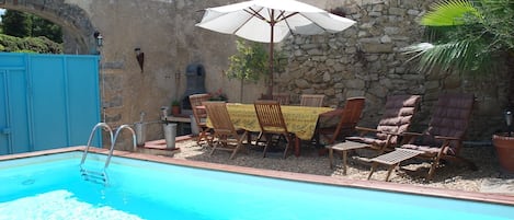 Swimming pool, bbq and table seating 10