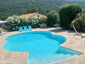 Large pool with stunning mountain view ideal for family with kids. Soft stairs.