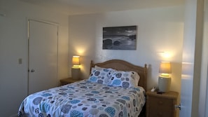 masterbedroom with queenbed