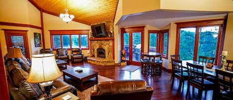 Peak 7 Altitude Adjustment! Large Living Room Seating For 10+ Epic Views