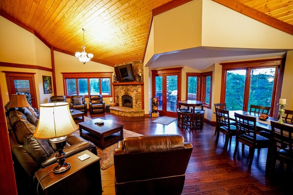 Peak 7 Altitude Adjustment! Large Living Room Seating For 10+ Epic Views