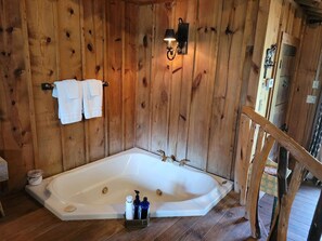 Solomon’s Den – A Romantic Hill Country Escape