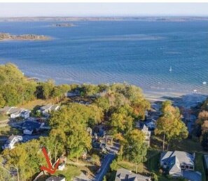 Red arrow shows cottage rental location.