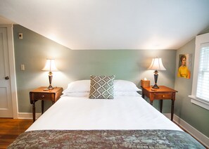 Upstairs Bedroom With Queen Bedroom Has View Of Mt. Hood