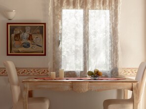 Let the outside in, cherishing wine&dine time with your beloved ones. 