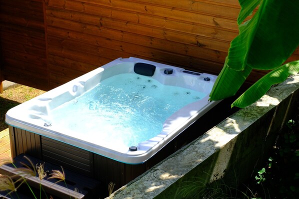 Outdoor spa tub