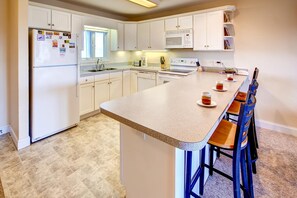 Surf-or-Sound-Realty-Isle-Awhile-627-Kitchen