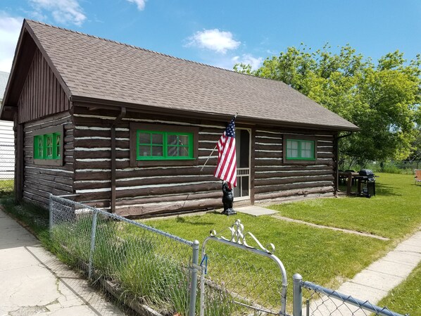 Welcome to The Gibbons 1885 Cabin in the heart of Red Lodge Montana!