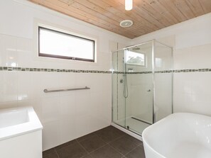 Family Bathroom with Bathtub
