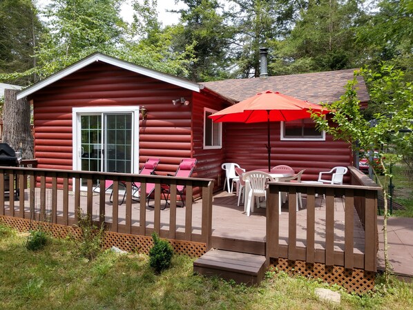 Spacious outdoor lounging, barbecue & dining
