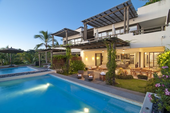 Rest in your best dream, private pool in front of the beach