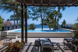 Ample terrace with direct beach access