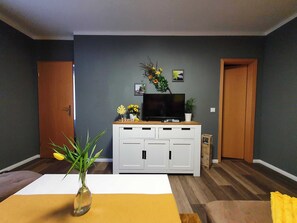 Gästezimmer 5 - Wohnbereich mit Couch und Wohlfühlsessel