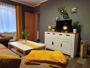 Gästezimmer 5 - Wohnbereich mit Couch und Wohlfühlsessel