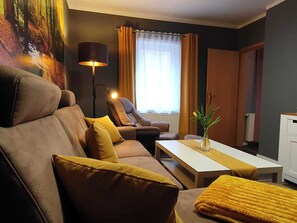 Gästezimmer 5 - Wohnbereich mit Couch und Wohlfühlsessel