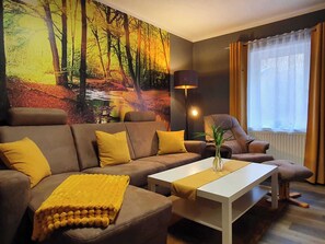 Gästezimmer 5 - Wohnbereich mit Couch und Wohlfühlsessel