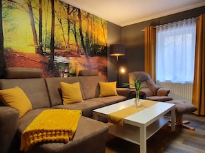 Gästezimmer 5 - Wohnbereich mit Couch und Wohlfühlsessel