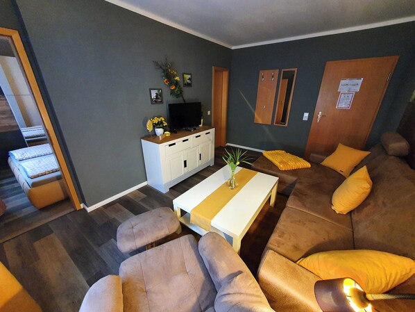 Gästezimmer 5 - Wohnbereich mit Couch und Wohlfühlsessel