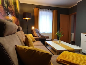 Gästezimmer 5 - Wohnbereich mit Couch und Wohlfühlsessel