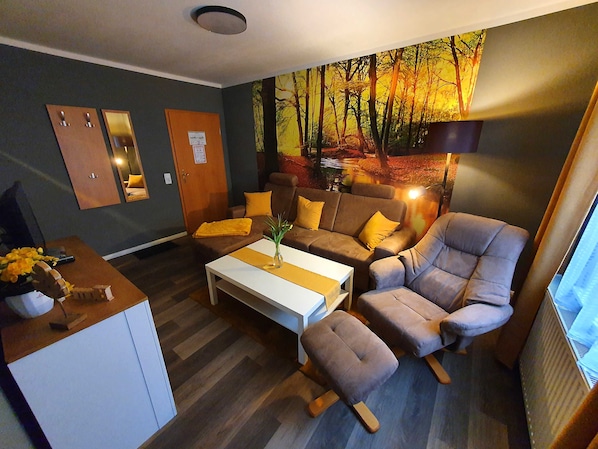 Gästezimmer 5 - Wohnbereich mit Couch und Wohlfühlsessel