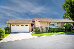 Front of the home /cul-de-sac street.