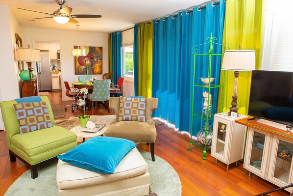 A very cheerful home, w/ high speed internet, Ring Security System / cameras too