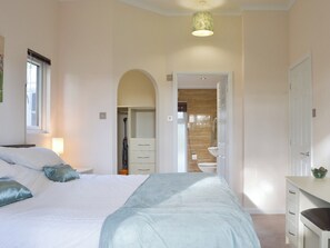 Charming bedroom with en-suite shower room | Oak Lodge, Clatworthy, near Williton
