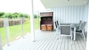 Terrasse mit Strandkorb