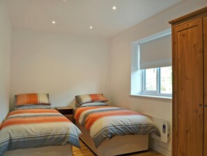 Cosy twin bedroom | Tawny Owls - Tawny Owls and Swallows, Godstone