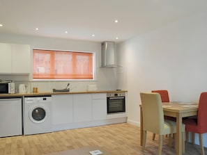 Spacious kitchen area | Tawny Owls - Tawny Owls and Swallows, Godstone