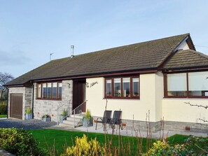 Spacious, detached, single-storey cottage  | Hillview, Gateside, near Beith