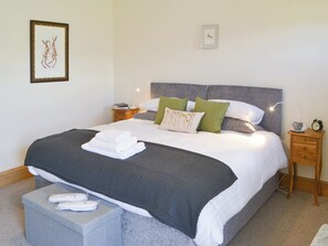 Relaxing double bedroom with ‘zip-link’ super kingsize bed | Lapwing Cottage - High Weldon Cottages, Weldon Bridge, near Rothbury