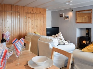 Cosy and comfortable living/dining room | Seadrift, New Quay